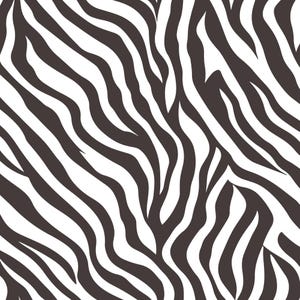 Può includere: Un motivo ripetitivo caratterizzato da strisce zebrate ad alto contrasto, color marrone scuro e bianco. Il design è composto da linee organiche, fluide e irregolari che si muovono in diagonale, creando una texture visiva grafica e audace.