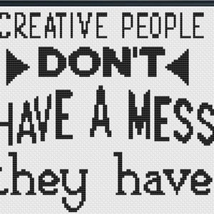 Peut inclure: Broderie au point de croix noir et blanc avec le texte "Creative People Don't Have A Mess They Have"