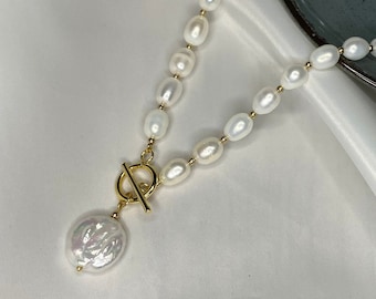 Collier de perles pièce de monnaie en or, tour de cou en perles d'or, collier avec pendentif en perles de pièce de monnaie, collier de perles irrégulières, collier de perles en or, cadeau de Noël