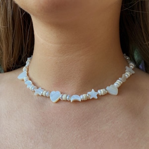 Muschelkern Perlenkette, weiße Perle Choker Gold, Perlmutt Muschelkette, zierliche Herzkette, Naturperlenkette Boho Style, Geschenk für Sie