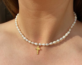 Collar de perlas con cruz y oro, collar de perlas con cruces, gargantilla barroca de perlas y oro, gargantilla de perlas con cruz, collar de rosario de perlas con cruz para ella