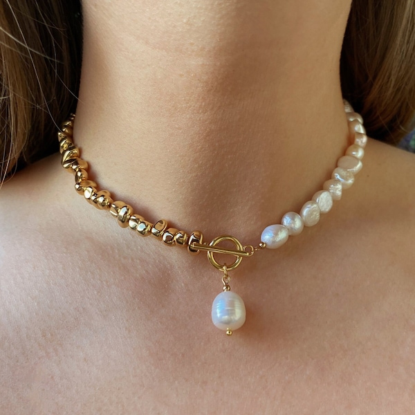 Collier moitié or moitié perles, collier de perles baroque, tour de cou en perles dorées, collier de perles avec breloque, collier de perles unique, cadeau pour elle