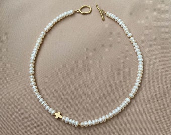 Collar de cruz de perla: Cruz lateral dorada, gargantilla delicada