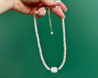 Keshi Perlenkette, Perlenkette mit quadratischem Perlenanhänger, runde Barockperle Choker, zierliche Perlenkette, einzigartige Perlenkette