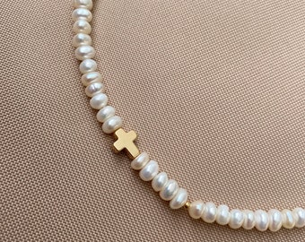 Collar con cruz lateral, collar con cruz de perla dorada, collar de perlas con cruces, gargantilla de perla dorada para ella, collar con cruz llamativa