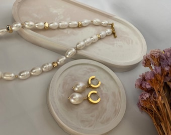 Choker con perle barocche e orecchini a cerchio in oro: set di gioielli con perle d'acqua dolce