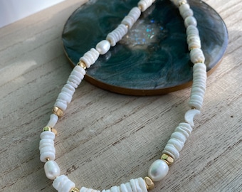 Collana di conchiglie Puka, Collana di conchiglie Surfer White, Girocollo di perle e conchiglie, Girocollo di conchiglie Puka, Collana da spiaggia, Girocollo Surfer, Regalo per lei