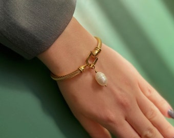 Baroque Pearl Bracelet, Pearl Bangle Bracelet, Gold Pearl Bracelet, Pearl Gold Bracelet, Single Pearl Bracelet, Chunky Pearl Bracelet