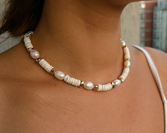 Ras de cou blanc avec perles et coquillages : collier de perles dorées, cadeau femme