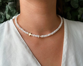 Gargantilla con cruz de perla: collar dorado con cruz lateral