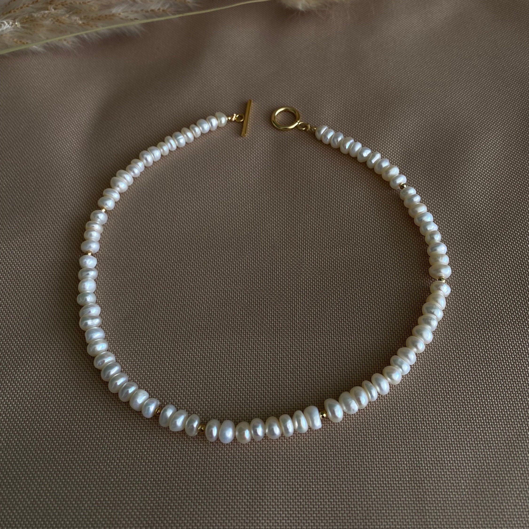 ネックレス・ペンダント CLASSIC PEARL CHOKER NECKLACE Classic Pearl Choker, Pearl Choker With Gold Pendant, Tiny