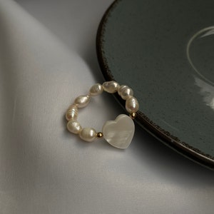 Elastischer Süßwasser-Perlen-Herz-Ring: Perlen Stretchy Band