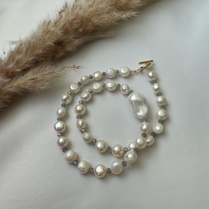 Gros collier de perles baroques : pendentif boule de flammes