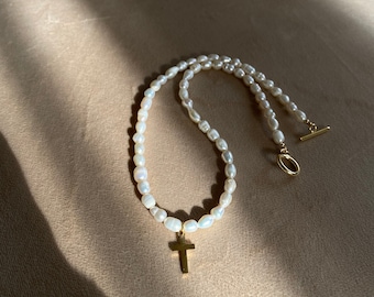 Collar de cruz de perlas: colgante de oro, gargantilla de perlas barrocas