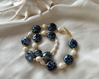 Halsband med grovt pärla och snäckskal: Blå keramisk pärlhalsband
