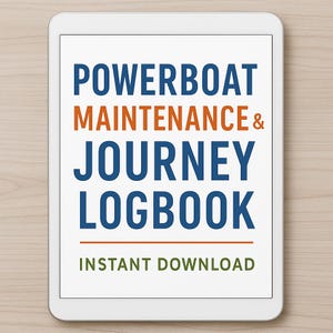 Op de afbeelding: Een witte tablet toont de tekst "POWERBOAT MAINTENANCE & JOURNEY LOGBOOK" in blauw en oranje. De woorden "INSTANT DOWNLOAD" staan eronder. De tablet ligt op een licht houten oppervlak.