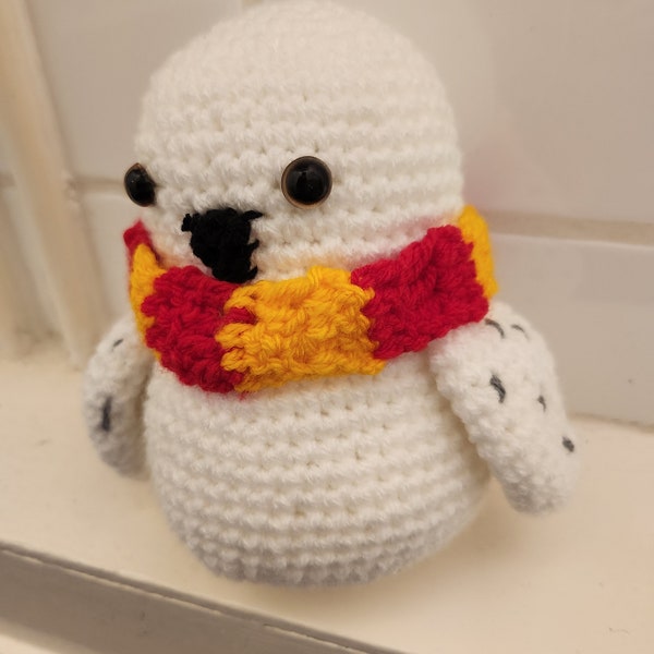 Amigurumi/ Crochet Hedwig with Gryffindor scarf