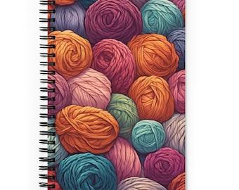 Pode incluir: Um close-up de uma coleção de novelos de lã coloridos em vários tons de azul, verde, laranja, rosa e roxo. Os novelos de lã estão dispostos em um padrão aleatório, criando um fundo visualmente atraente e texturizado.