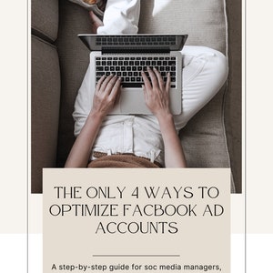 Könnte beinhalten: Eine Person sitzt auf einem Sofa und benutzt einen Laptop. Der Text auf dem Bildschirm lautet "THE ONLY 4 WAYS TO OPTIMIZE FACEBOOK AD ACCOUNTS. A step-by-step guide for social media managers, data analysts & everyone who wants to learn."