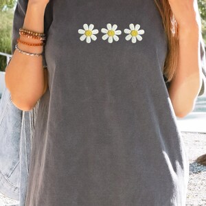 Cute White Pink Daisy Pattern Print Women Crewneck Sweatshirt