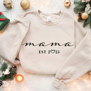 Mama Est. Sweatshirt, Custom Mama 2025 Sweatshirt, Personalized  New Mom Outfits, New Mom Hoodie, Pregnancy Announcement Sweatshirt