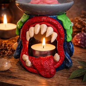 Handgemaakte diffuser voor etherische oliën | Ontwerp met smeltend monster | Gruwelijke en duistere, handgemaakte decoratie