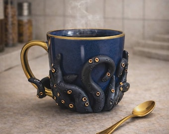 Tazza Dark Fantasy con tentacoli - Blu scuro - Tazza gotica fatta a mano da 300 ml - Decorazione horror - Regalo originale per gli appassionati di fantasy