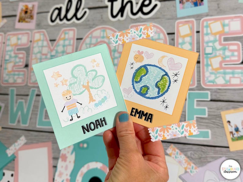 Puede incluir: Dos tarjetas imprimibles coloridas con un dibujo hecho a mano en cada una. La tarjeta de la izquierda tiene un &aacute;rbol verde y una figura de palo con el nombre "Noah" en la parte inferior. La tarjeta de la derecha tiene un dibujo azul y verde de la tierra con el nombre "Emma" en la parte inferior.