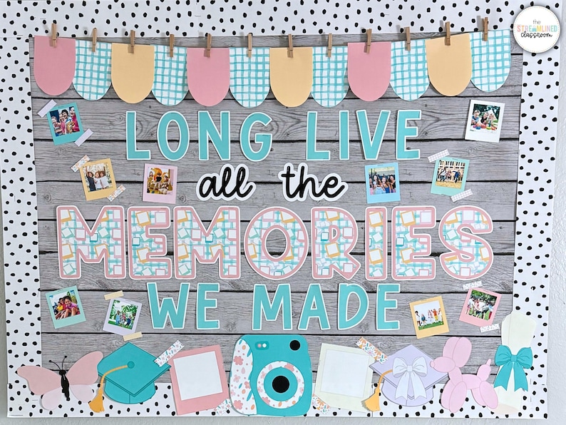Puede incluir: Un tablero de anuncios con fondo de madera y un patr&oacute;n a cuadros de color verde azulado y rosa. El tablero de anuncios tiene las palabras "Long Live all the Memories We Made" escritas en letras de color verde azulado. Hay varias fotos y otras decoraciones en el tablero de anuncios, incluyendo una c&aacute;mara a cuadros de color verde azulado y rosa, una mariposa, un gorro de graduaci&oacute;n y un globo.