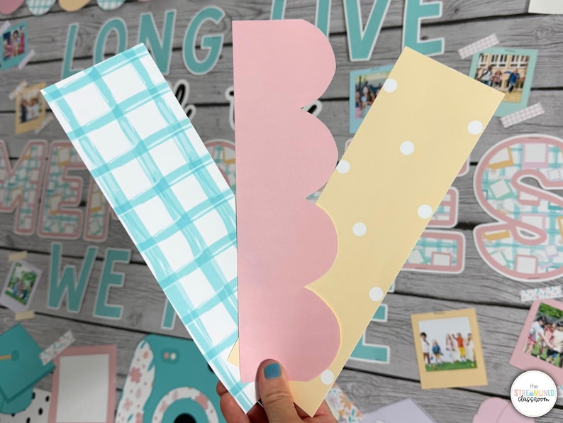 Puede incluir: Tres tiras de papel con diferentes patrones para un tablero de anuncios de clase. Las tiras son de cuadros azules y blancos, rosa con bordes festoneados y amarillo con lunares blancos. El texto "Long Live Memories" es visible en el fondo.
