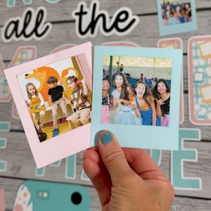 Puede incluir: Dos marcos estilo Polaroid rosa y azul con fotos de ni&ntilde;os. El marco rosa muestra un grupo de ni&ntilde;os en un aula. El marco azul muestra un grupo de ni&ntilde;as en un parque.