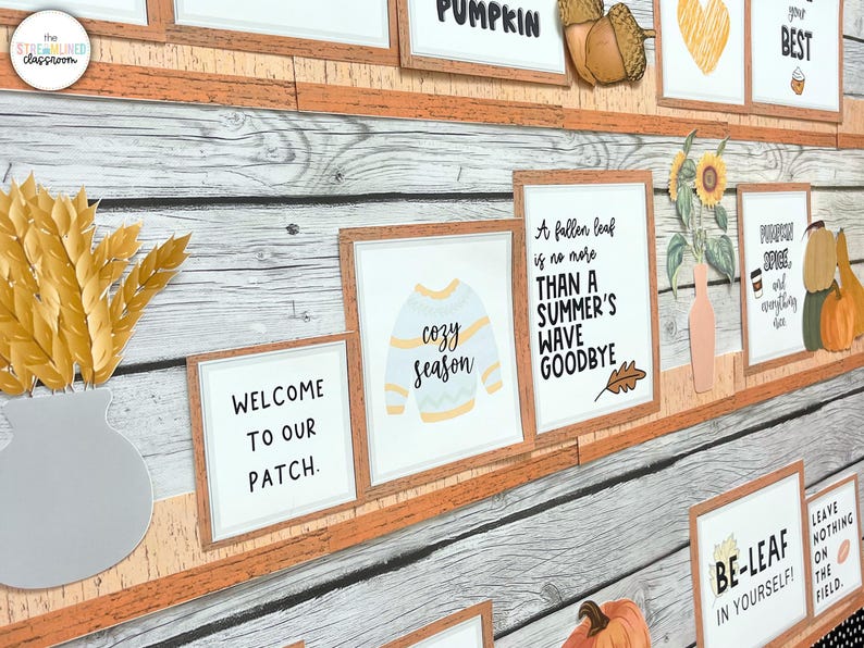Puede incluir: Un tablero de anuncios de clase decorado con im&aacute;genes y texto de tem&aacute;tica oto&ntilde;al. El tablero presenta un fondo de madera con acentos naranja y marr&oacute;n. Las im&aacute;genes incluyen una calabaza, un su&eacute;ter, una hoja y un girasol. El texto incluye frases como "Bienvenido a nuestro Parche", "Temporada acogedora" y "Una hoja ca&iacute;da no es m&aacute;s que una ola de verano que se despide".
