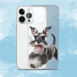 Könnte beinhalten: Eine transparente Handyhülle mit einem schwarzen und grauen Zwergschnauzer, der auf der Rückseite aufgedruckt ist. Der Hund schaut in die Kamera und hat die Zunge herausgestreckt.
