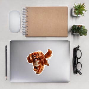 Może przedstawiać: Cyfrowa ilustracja brązowego i białego psa rasy Cavalier King Charles Spaniel biegnącego z wystawionym językiem.