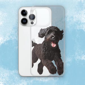 Könnte beinhalten: Eine transparente Handyhülle mit einem Schwarzweißbild eines laufenden Hundes. Der Hund ist ein schwarzer Labradoodle mit herausgestreckter Zunge.