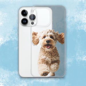 Könnte beinhalten: Eine transparente Handyhülle mit einem Bild eines braunen und weißen Hundes, der auf die Kamera zu rennt. Der Hund hat die Zunge herausgestreckt und sieht glücklich aus.