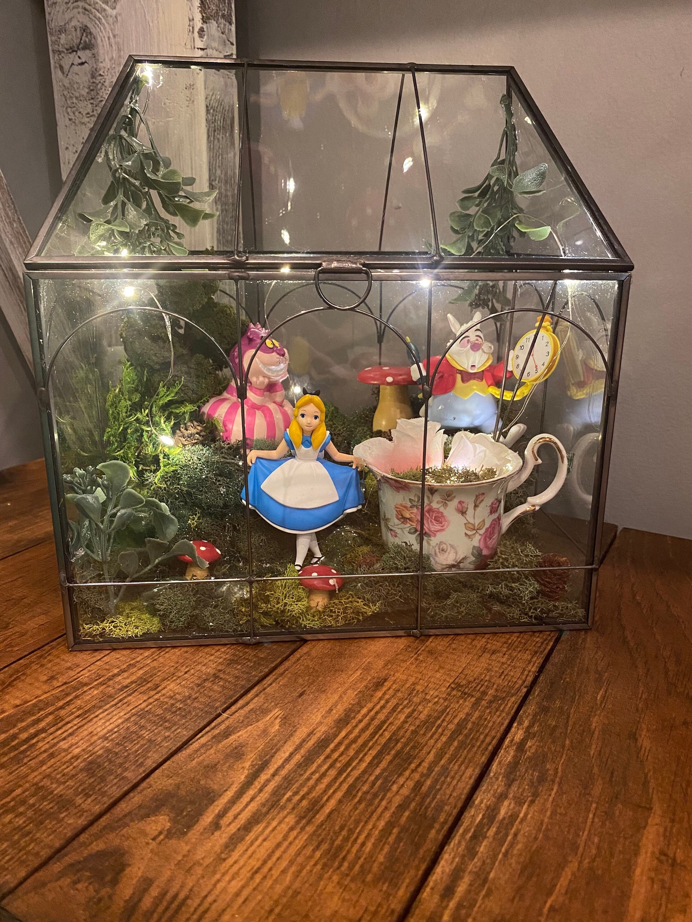 I made an Alice in Wonderland diorama out of 40291 Creative