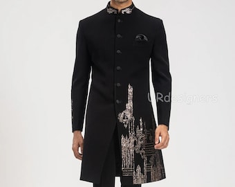 Puede incluir: Una kurta negra de manga larga con cuello mandarín y un diseño bordado en dorado en el lado derecho. La kurta se combina con pantalones negros y mocasines negros adornados.