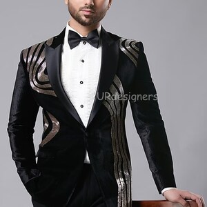 Traje de esmoquin de terciopelo negro: corte dana plateado, solapa de satén y corte entallado.