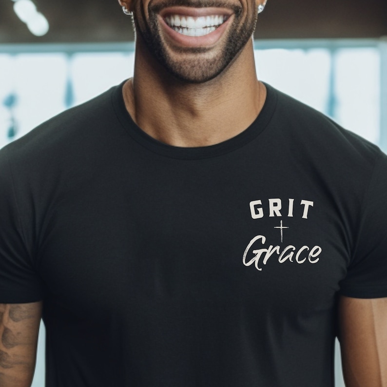 Op de afbeelding: Zwart T-shirt met de tekst "GRIT + Grace" in witte letters.