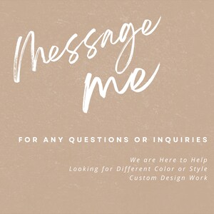 Op de afbeelding: Witte tekst op een bruine achtergrond die "Message me" en "Voor alle vragen of verzoeken. We zijn er om te helpen. Op zoek naar een andere kleur of stijl. Klantgericht ontwerpwerk." zegt.