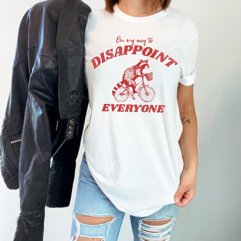 On My Way To Disappoint Waschbär-Shirt, Waschbär-T-Shirt, seltsames T-Shirt, Meme-Shirt, Trash-Panda-T-Shirt, lustiges Tier-Shirt, Vintage-Grafik-T-Shirt Bild 3