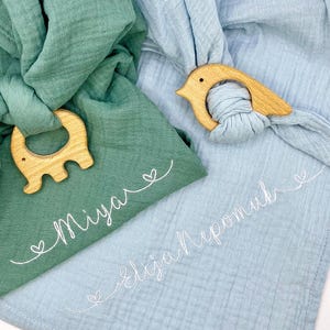 名前入りのげっぷ布と木製のつかみ取りおもちゃ - 100% コットンのモスリン布 |モスリン布、授乳用スカーフ、出産祝いや洗礼祝いの贈り物