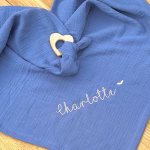 Organic burp cloth personalized with name and grasping toy - Soft muslin made from organic cotton | Muslin cloth, nursing scarf, birth & baptism gift