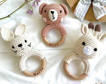 Personalized baby rattle with name – Handmade wooden grasping toy & crocheted animals – Gift for birth, christening or baby shower
