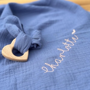 Organic burp cloth personalized with name and grasping toy - Soft muslin made from organic cotton | Muslin cloth, nursing scarf, birth & baptism gift