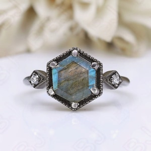 Anello esagonale in labradorite: argento rodiato nero, accenti di moissanite