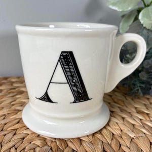 Anthropologie Monogrammed Mug: M Initial Shaving-Style Mug afbeelding 10