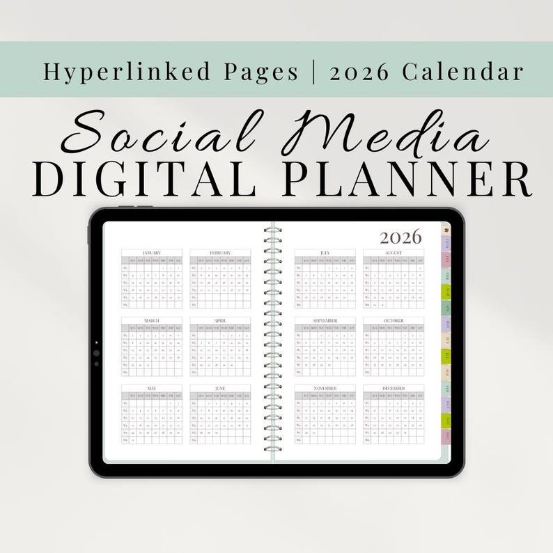 K&ouml;nnte beinhalten: Ein digitaler Planer auf einem Tablet, der einen Kalender f&uuml;r 2026 mit monatlichen Layouts zeigt. Der Bildschirm zeigt den Text "Social Media DIGITAL PLANNER" und "Hyperlinked Pages | 2026 Calendar". Der Planer hat eine Spiralbindung.