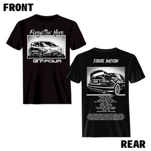 Puede incluir: Camiseta negra con un gráfico blanco de un Toyota GT-Four plateado con el texto "Forgotten Hero" y "GT-Four". La parte posterior de la camiseta tiene un gráfico blanco de la parte trasera del coche con el texto "Touge Nation" y especificaciones técnicas.